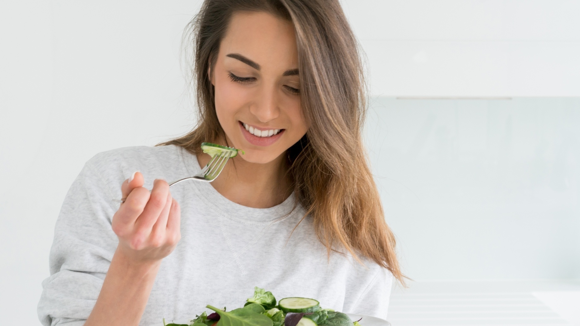 mulher-comendo-salada-1487077544037_v2_16x9